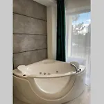 Arkadiya Sky Jakuzi & Mp 25 Appartamento Odessa