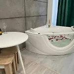 Arkadiya Sky Jakuzi & Mp 25 Appartamento Odessa